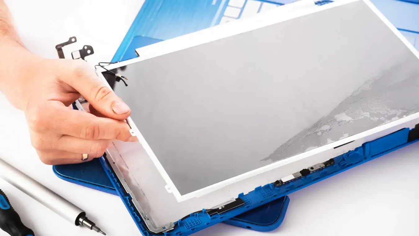 Técnico realizando cambio de pantalla de notebook