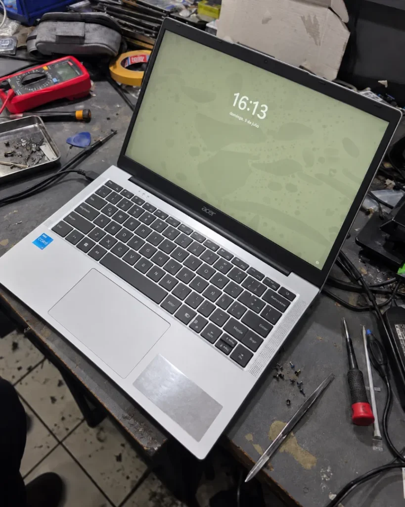 Notebook Acer con la pantalla encendida después del cambio en TechComputer