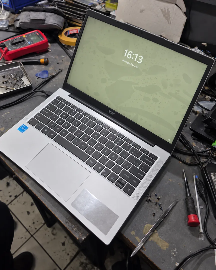 Notebook Acer con la pantalla encendida después del cambio en TechComputer
